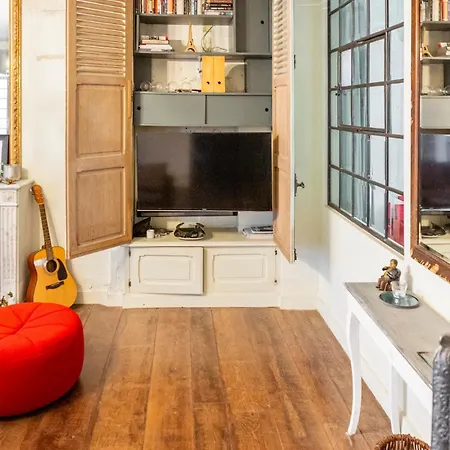 Charming Chic In Upper Marais 160m Paryż