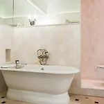 Apartmán Charming Chic In Upper Marais 160m *