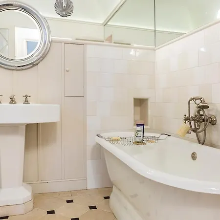 Charming Chic In Upper Marais 160m