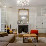 Charming Chic In Upper Marais 160m شقة